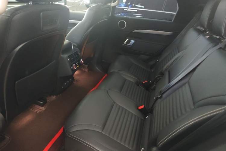 Used Land Rover Discovery 2021 360 PS R-Dynamic SE Interior 1