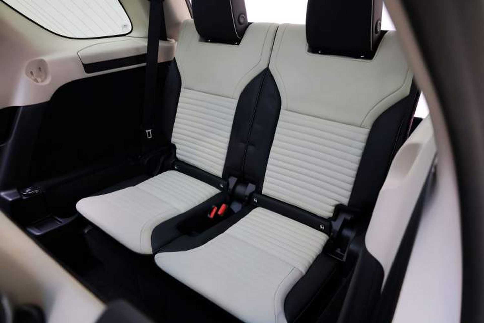 Used Land Rover Discovery 2021 360 PS R-Dynamic HSE Interior 10