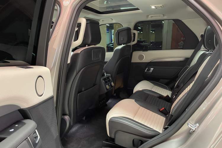 Used Land Rover Discovery 2021 360 PS R-Dynamic HSE Interior 2