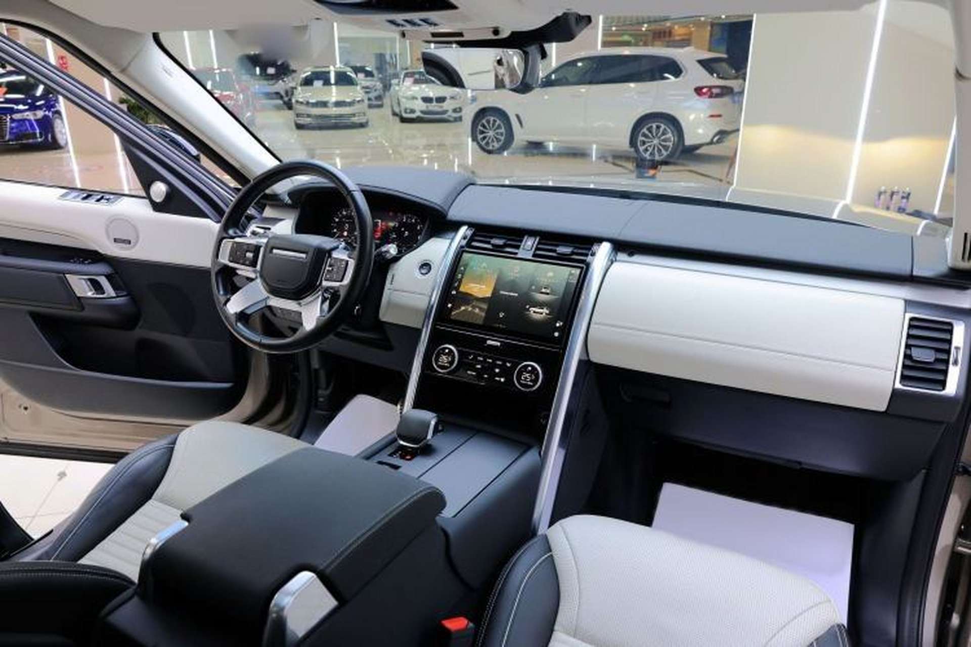 Used Land Rover Discovery 2021 360 PS R-Dynamic HSE Interior 4