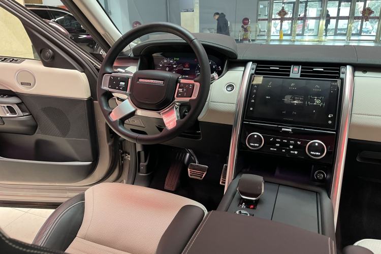 Used Land Rover Discovery 2021 360 PS R-Dynamic HSE Interior 5