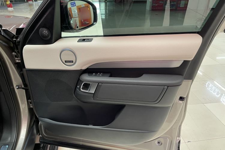 Used Land Rover Discovery 2021 360 PS R-Dynamic HSE Interior 6