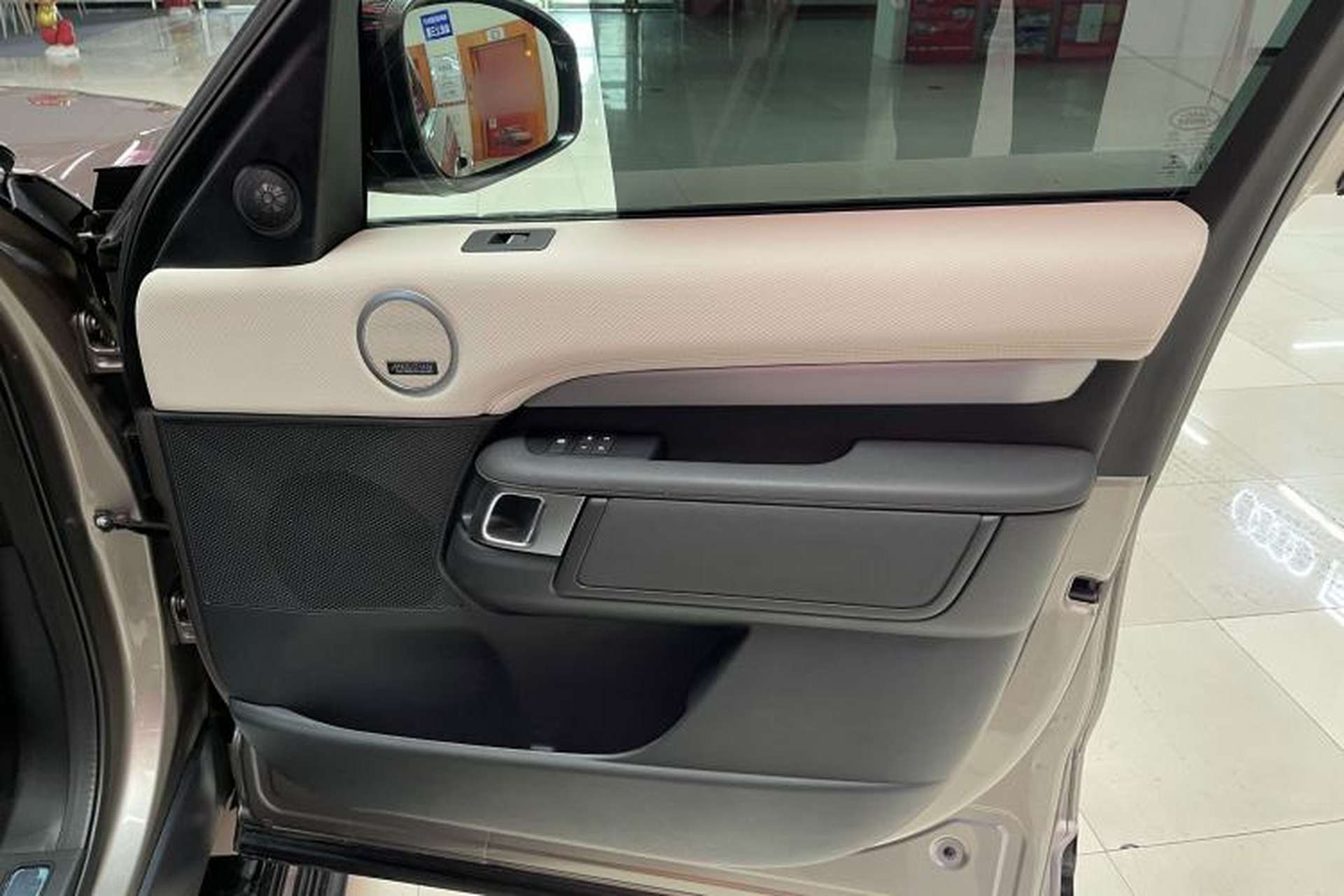 Used Land Rover Discovery 2021 360 PS R-Dynamic HSE Interior 6