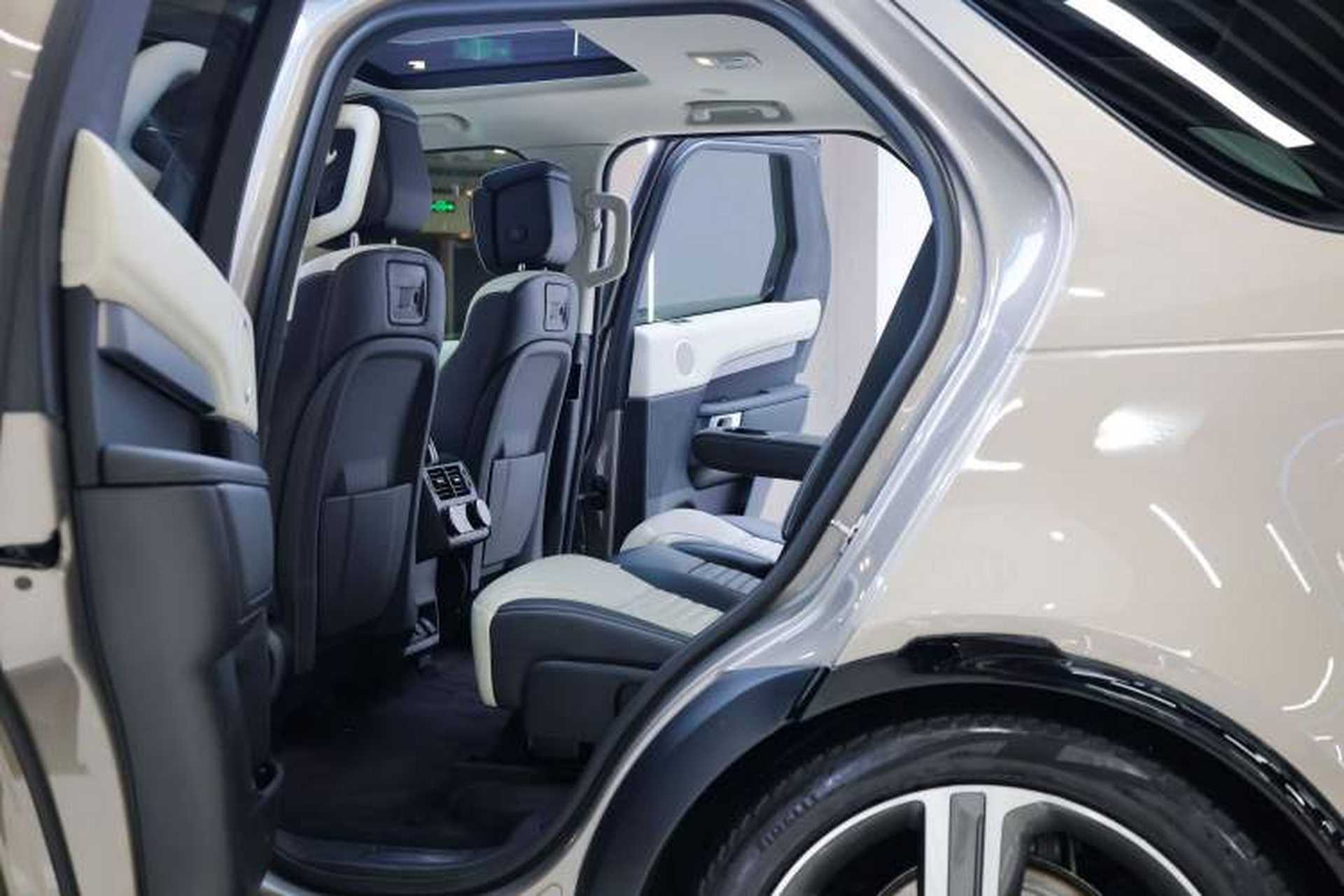 Used Land Rover Discovery 2021 360 PS R-Dynamic HSE Interior 8