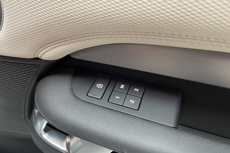Used Land Rover Discovery 2021 360 PS R-Dynamic HSE Interior 8
