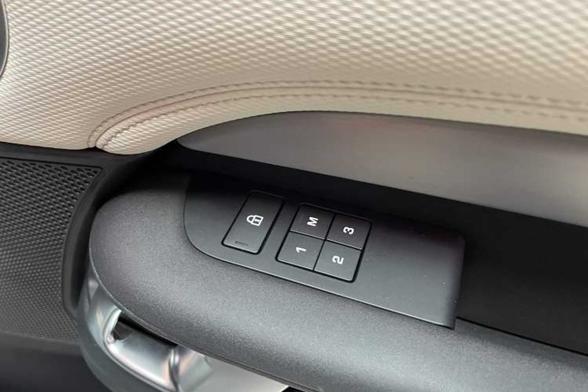 Used Land Rover Discovery 2021 360 PS R-Dynamic HSE Interior 8