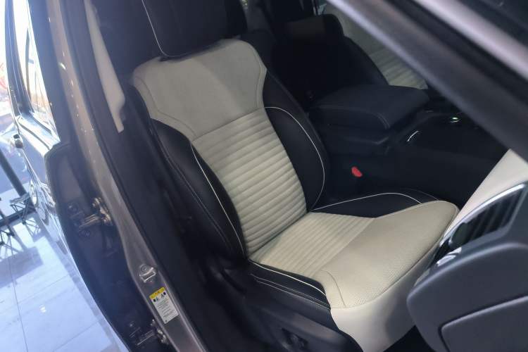 Used Land Rover Discovery 2021 360 PS R-Dynamic HSE Right Front Seat