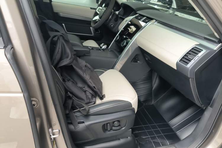 Used Land Rover Discovery 2021 360 PS R-Dynamic HSE Right Front Seat