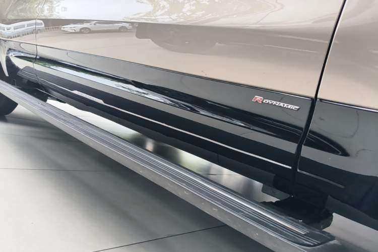 Used Land Rover Discovery 2021 360 PS R-Dynamic HSE Right Side Sill