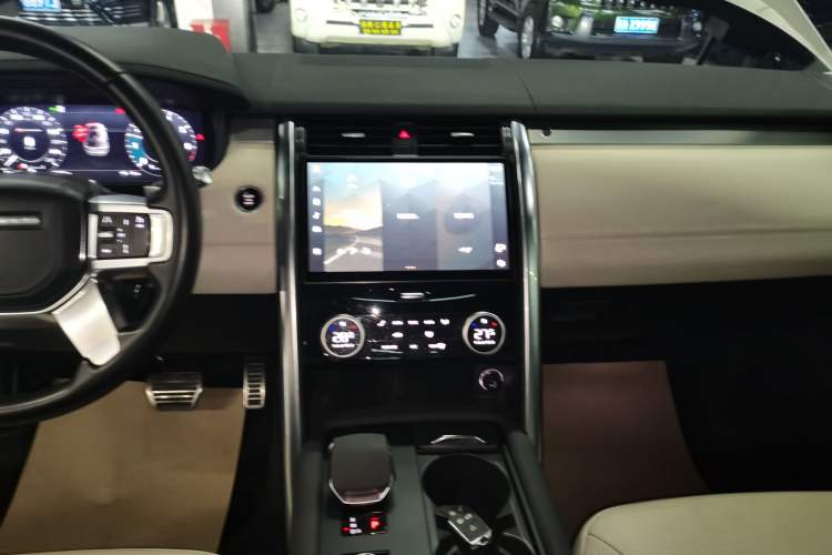 Used Land Rover Discovery 2021 360 PS R-Dynamic HSE Audio And AC Panel