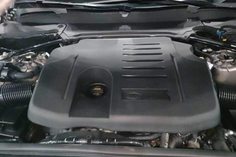 Used Land Rover Discovery 2021 360 PS R-Dynamic SE Engine Bay