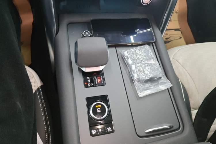 Used Land Rover Discovery 2021 360 PS R-Dynamic HSE Gear Lever