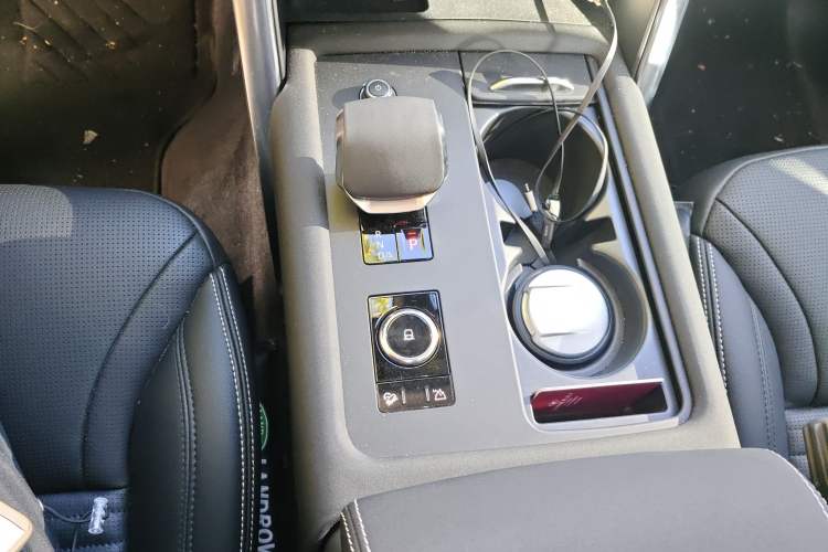 Used Land Rover Discovery 2021 360 PS R-Dynamic S Gear Lever