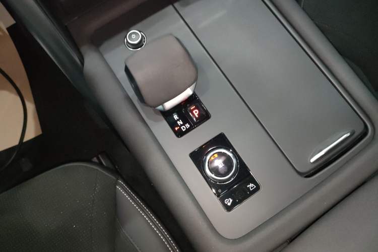 Used Land Rover Discovery 2021 360 PS R-Dynamic SE Gear Lever