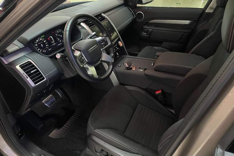 Used Land Rover Discovery 2021 360 PS R-Dynamic SE Interior 1