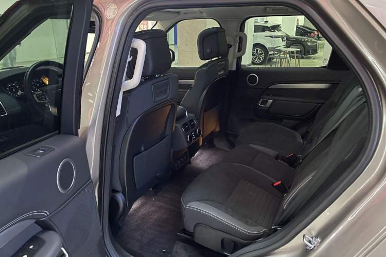 Used Land Rover Discovery 2021 360 PS R-Dynamic SE Interior 2