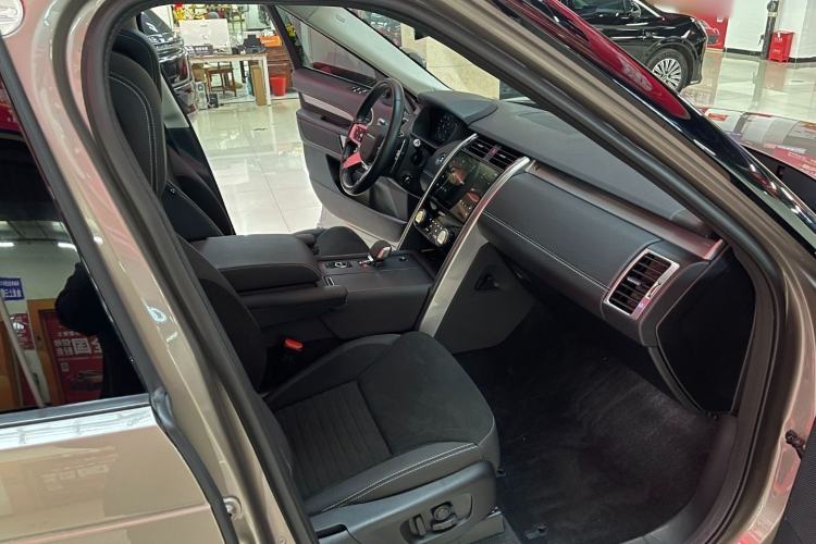 Used Land Rover Discovery 2021 360 PS R-Dynamic SE Interior 3