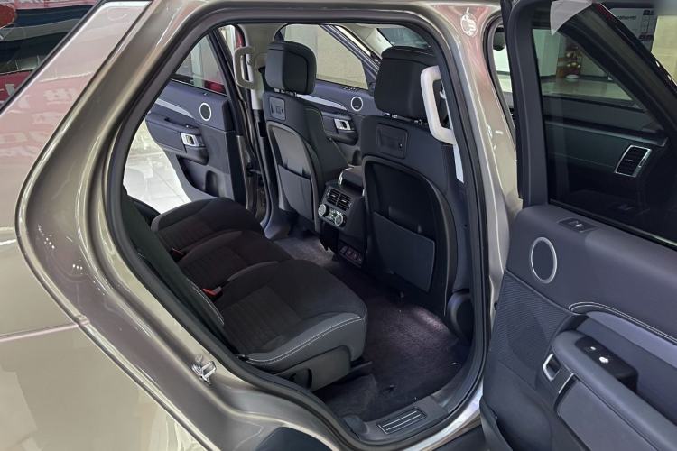 Used Land Rover Discovery 2021 360 PS R-Dynamic SE Interior 4
