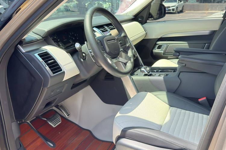 Used Land Rover Discovery 2021 360 PS R-Dynamic S Interior 4