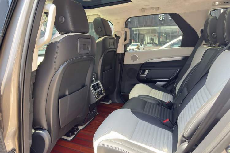 Used Land Rover Discovery 2021 360 PS R-Dynamic S Interior 5
