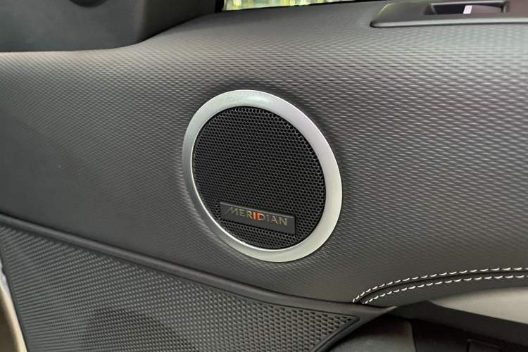 Used Land Rover Discovery 2021 360 PS R-Dynamic SE Interior 6
