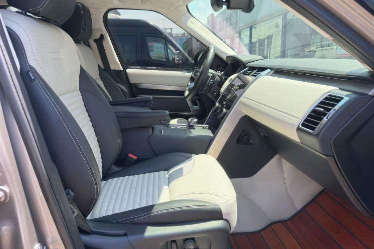 Used Land Rover Discovery 2021 360 PS R-Dynamic S Interior 6