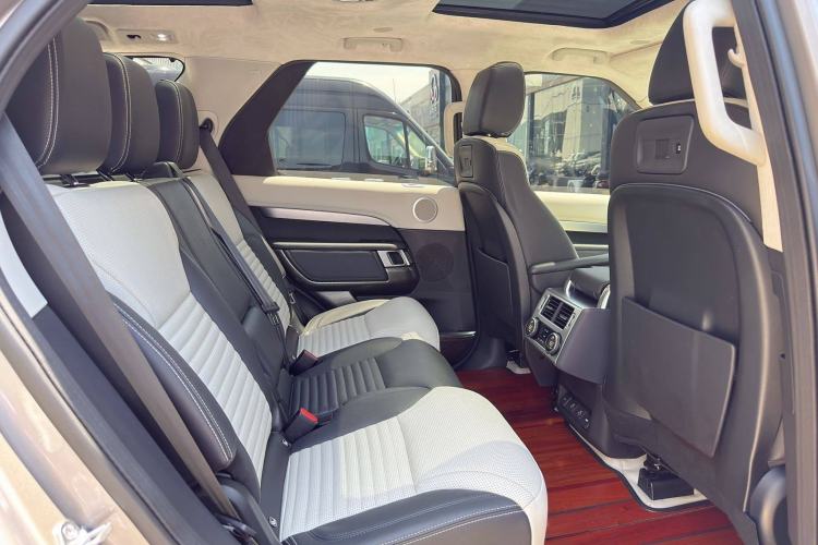 Used Land Rover Discovery 2021 360 PS R-Dynamic S Interior 7