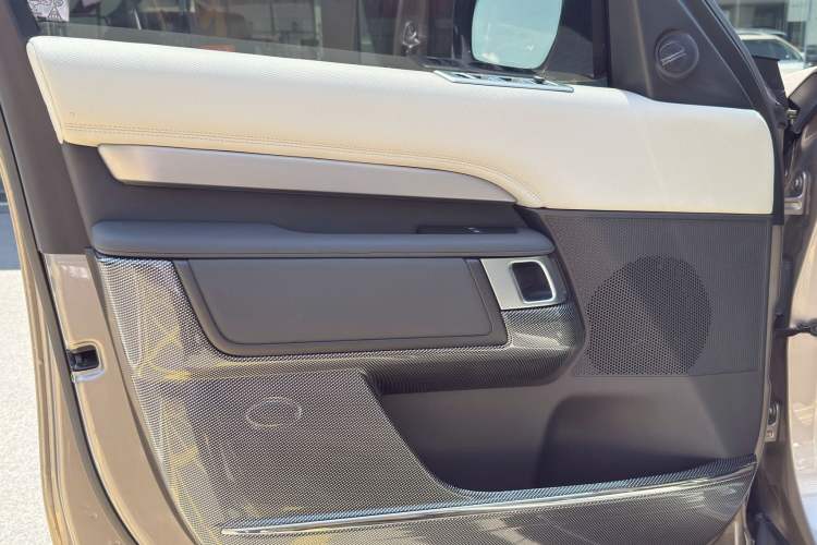Used Land Rover Discovery 2021 360 PS R-Dynamic S Interior 8