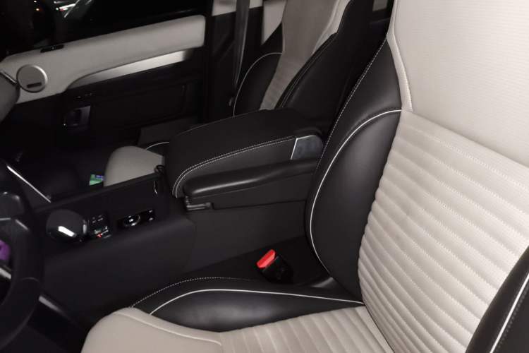 Used Land Rover Discovery 2021 360 PS R-Dynamic HSE Left Front Seat