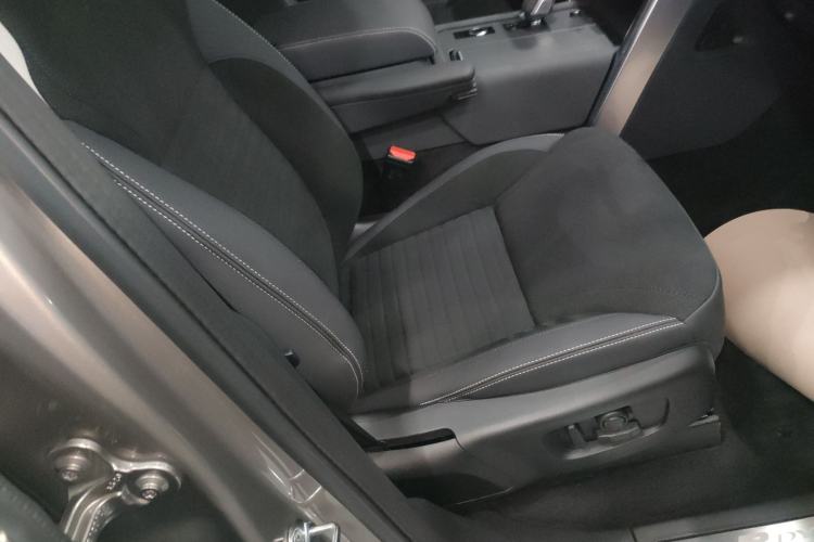 Used Land Rover Discovery 2021 360 PS R-Dynamic SE Right Front Seat