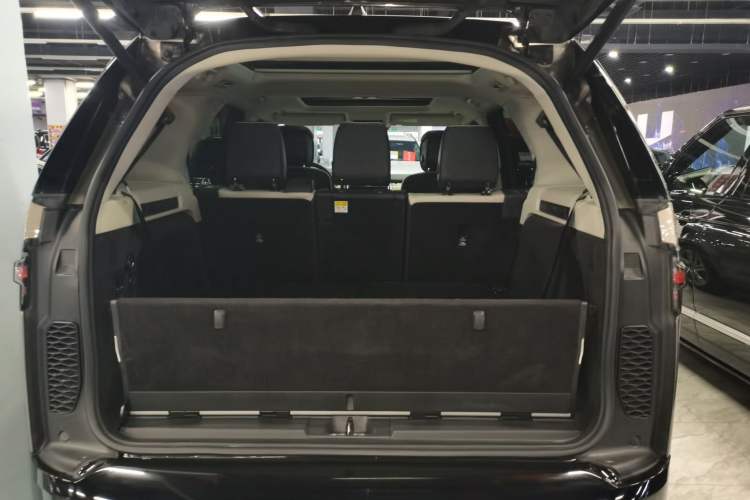 Used Land Rover Discovery 2021 360 PS R-Dynamic HSE Trunk