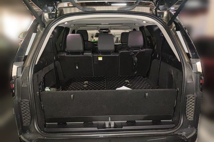 Used Land Rover Discovery 2021 360 PS R-Dynamic S Trunk