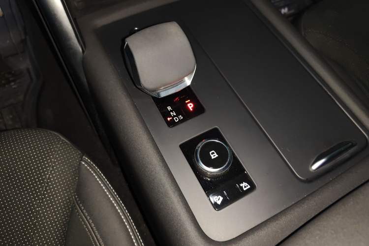 Used Land Rover Discovery 2021 360 PS R-Dynamic S Gear Lever