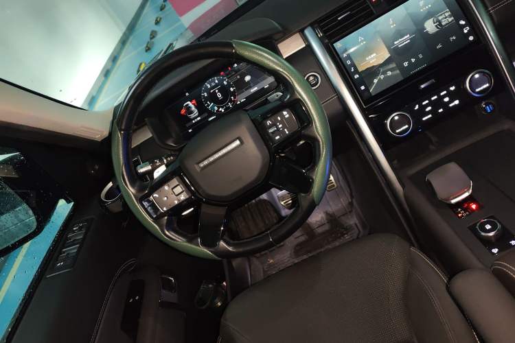 Used Land Rover Discovery 2021 360 PS R-Dynamic S Steering Wheel