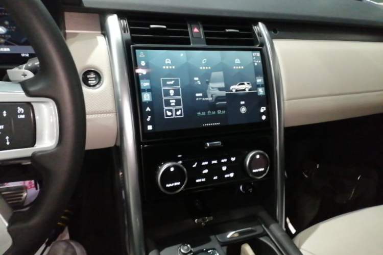 Used Land Rover Discovery 2021 360 PS R-Dynamic SE Audio And AC Panel