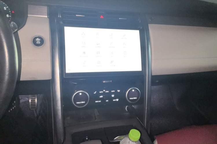 Used Land Rover Discovery 2021 360 PS R-Dynamic SE Audio And AC Panel