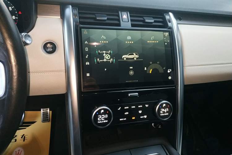 Used Land Rover Discovery 2021 360 PS R-Dynamic S Audio And AC Panel