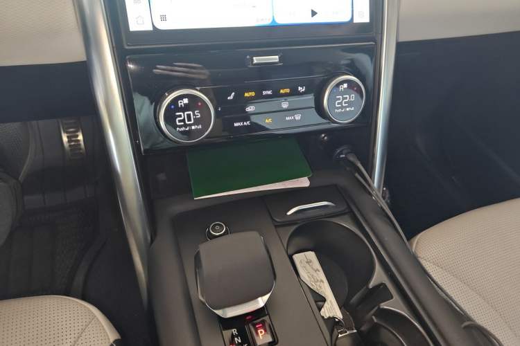 Used Land Rover Discovery 2021 360 PS R-Dynamic S Audio And AC Panel