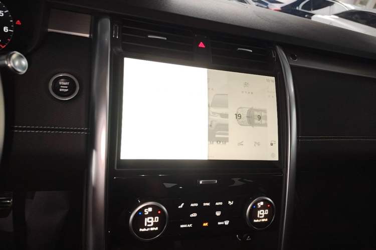 Used Land Rover Discovery 2021 360 PS R-Dynamic S Audio And AC Panel