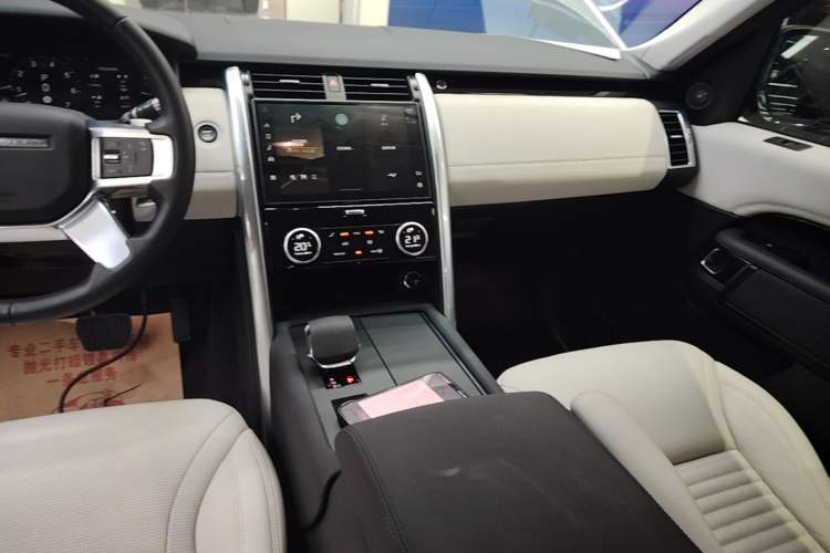 Used Land Rover Discovery 2021 300PS S Audio And AC Panel