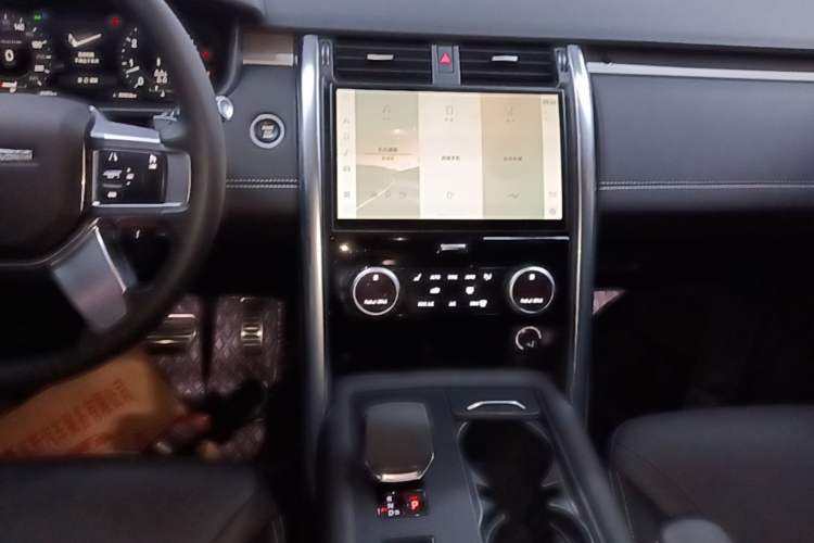 Used Land Rover Discovery 2021 360 PS R-Dynamic S Audio And AC Panel