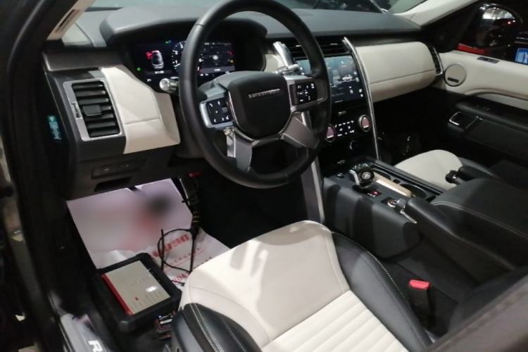 Used Land Rover Discovery 2021 360 PS R-Dynamic SE Center Console