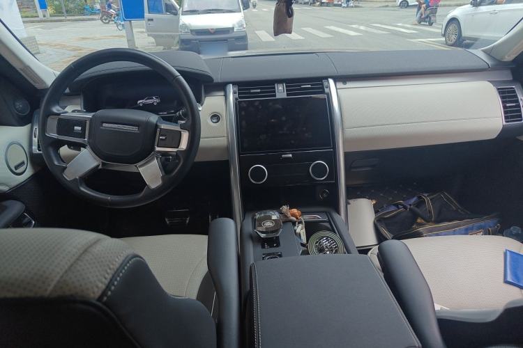 Used Land Rover Discovery 2021 360 PS R-Dynamic HSE Center Console