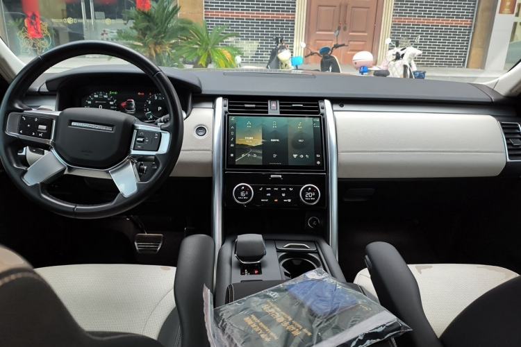 Used Land Rover Discovery 2021 360 PS R-Dynamic S Center Console