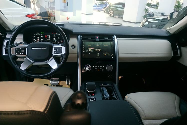 Used Land Rover Discovery 2021 360 PS R-Dynamic S Center Console