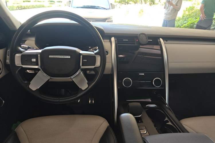 Used Land Rover Discovery 2021 360 PS R-Dynamic S Center Console