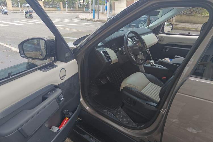 Used Land Rover Discovery 2021 360 PS R-Dynamic HSE Driver Seat