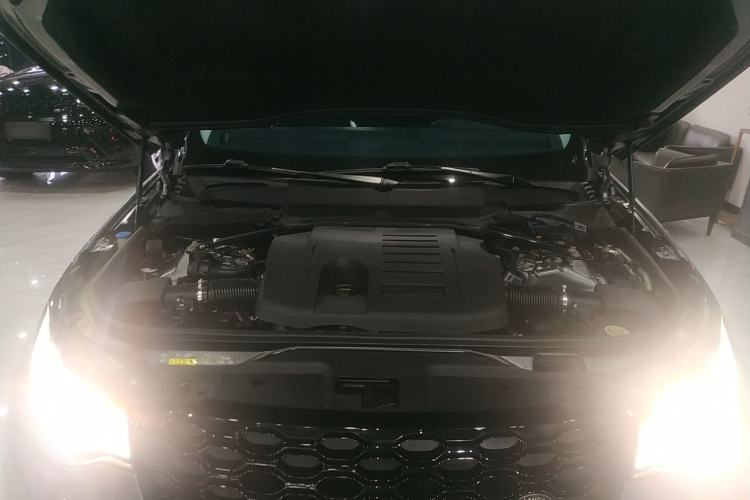 Used Land Rover Discovery 2021 360 PS R-Dynamic SE Engine Bay