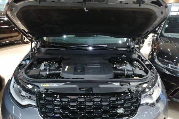 Used Land Rover Discovery 2021 360 PS R-Dynamic SE Engine Bay