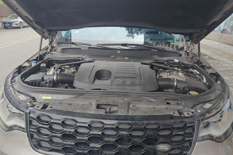 Used Land Rover Discovery 2021 360 PS R-Dynamic HSE Engine Bay